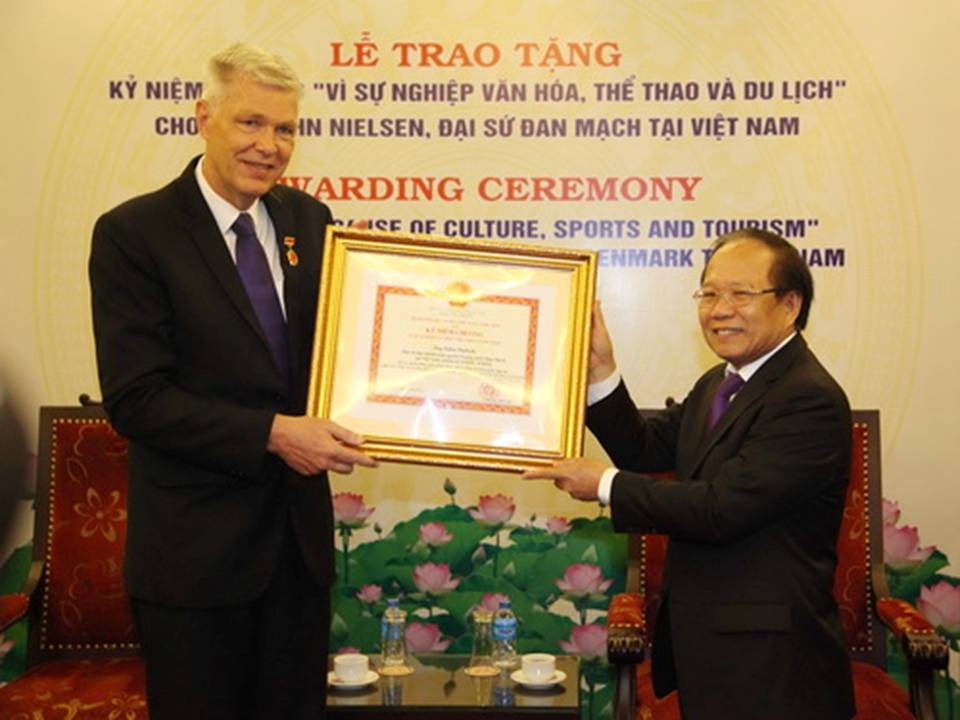 Bộ trưởng Bộ VHTTDL Hoàng Tuấn Anh trao Chứng nhận Kỷ niệm chương vì sự nghiệp VHTTDL cho Đại sứ Vương quốc Đan Mạch tại Việt Nam John Nielsen